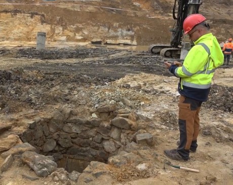 14 VLČÍ JÁMA S ARCHEOLOGEM