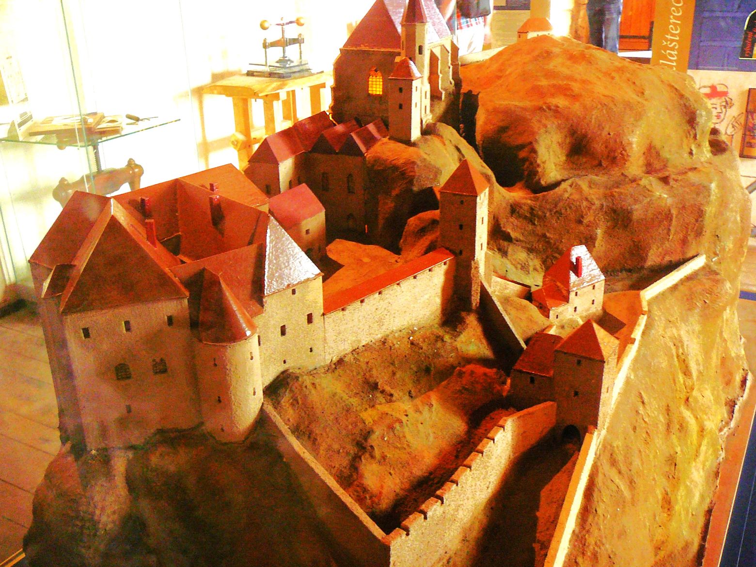 17 hrad Ojvín
