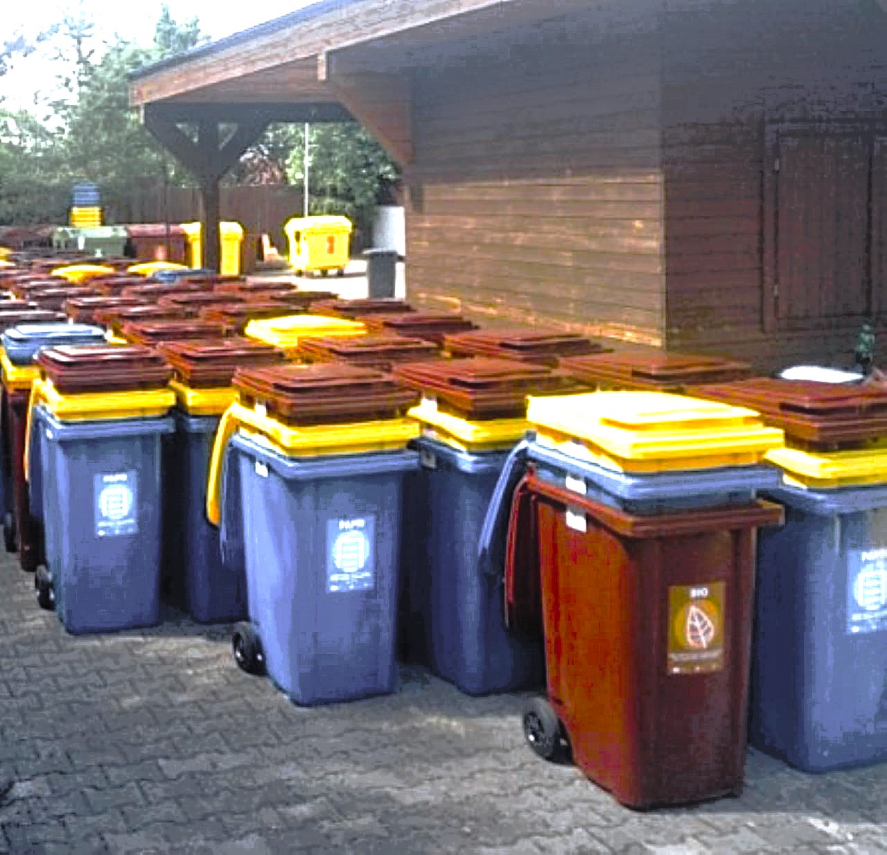 15 hnědé kontejnery na bio odpad