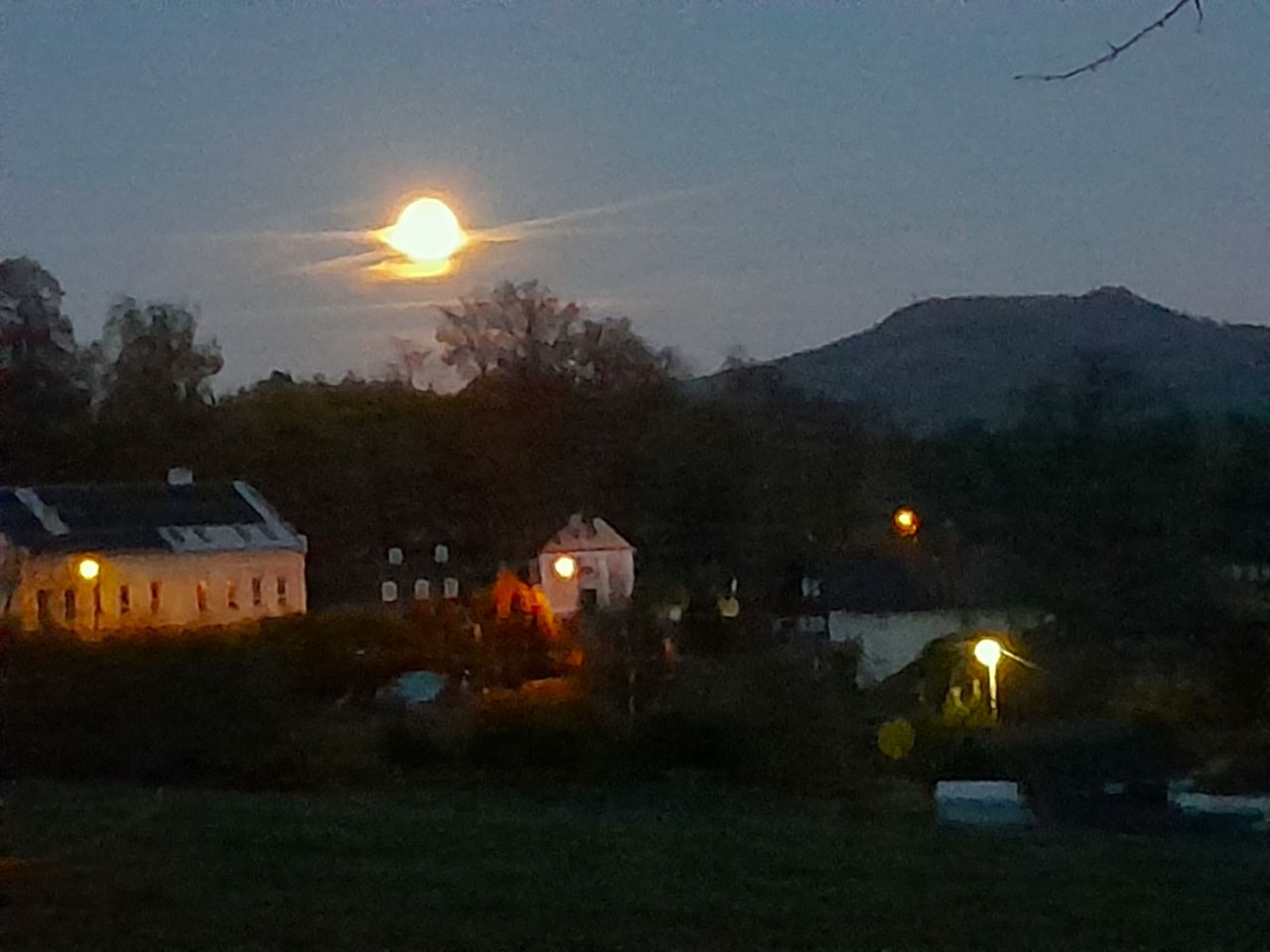 27a Měsíc nad Trávníkem