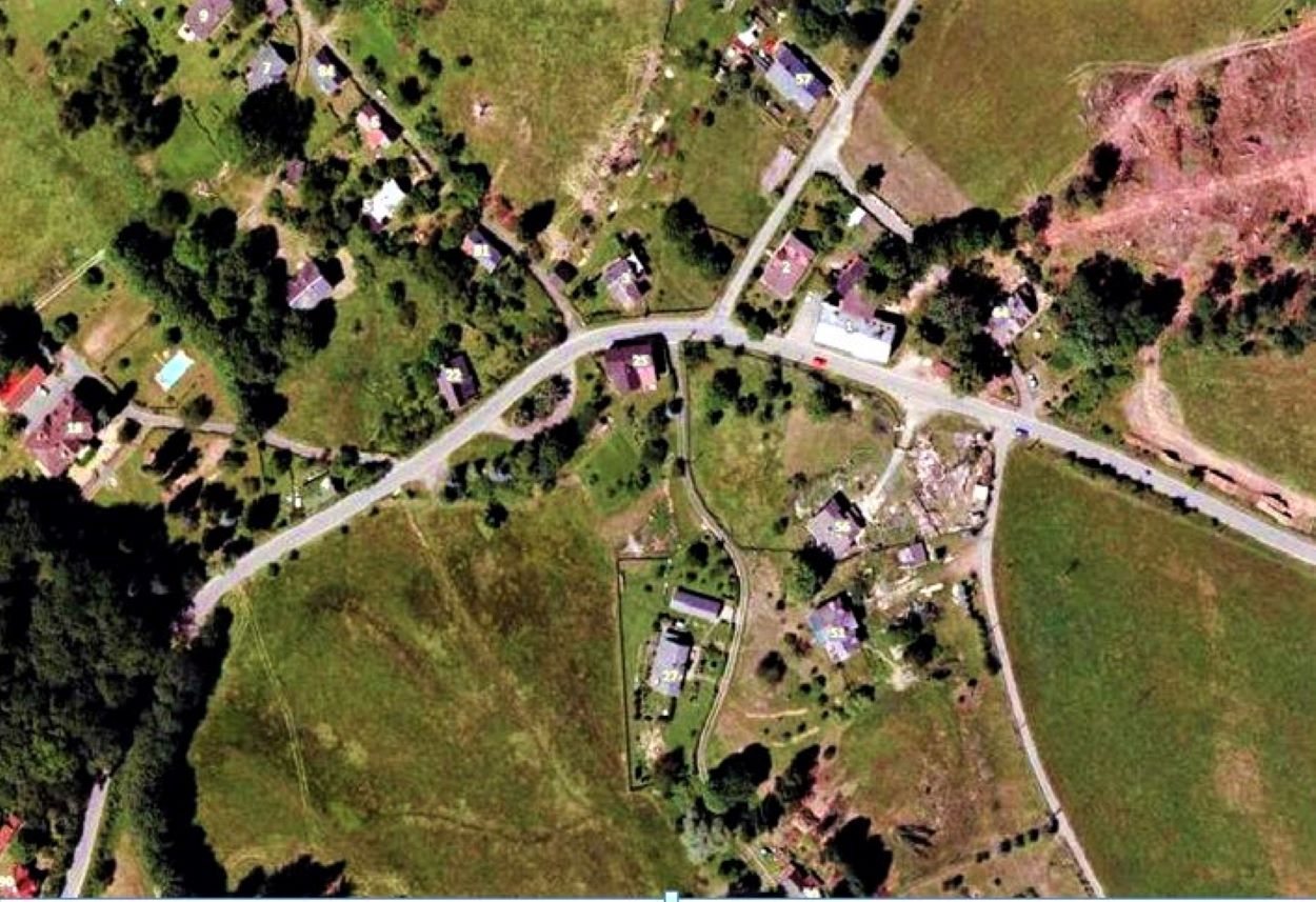 Letecký snímek Otočky, návse a silnice od Cvikova do Mařenic z r.2011-2